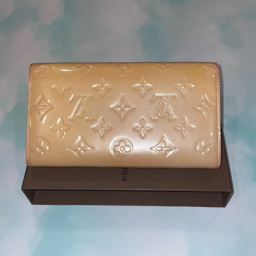 LOUIS VUITTON Monogram Vernis Sarah Bifold  Wallet - Picture 4 of 14